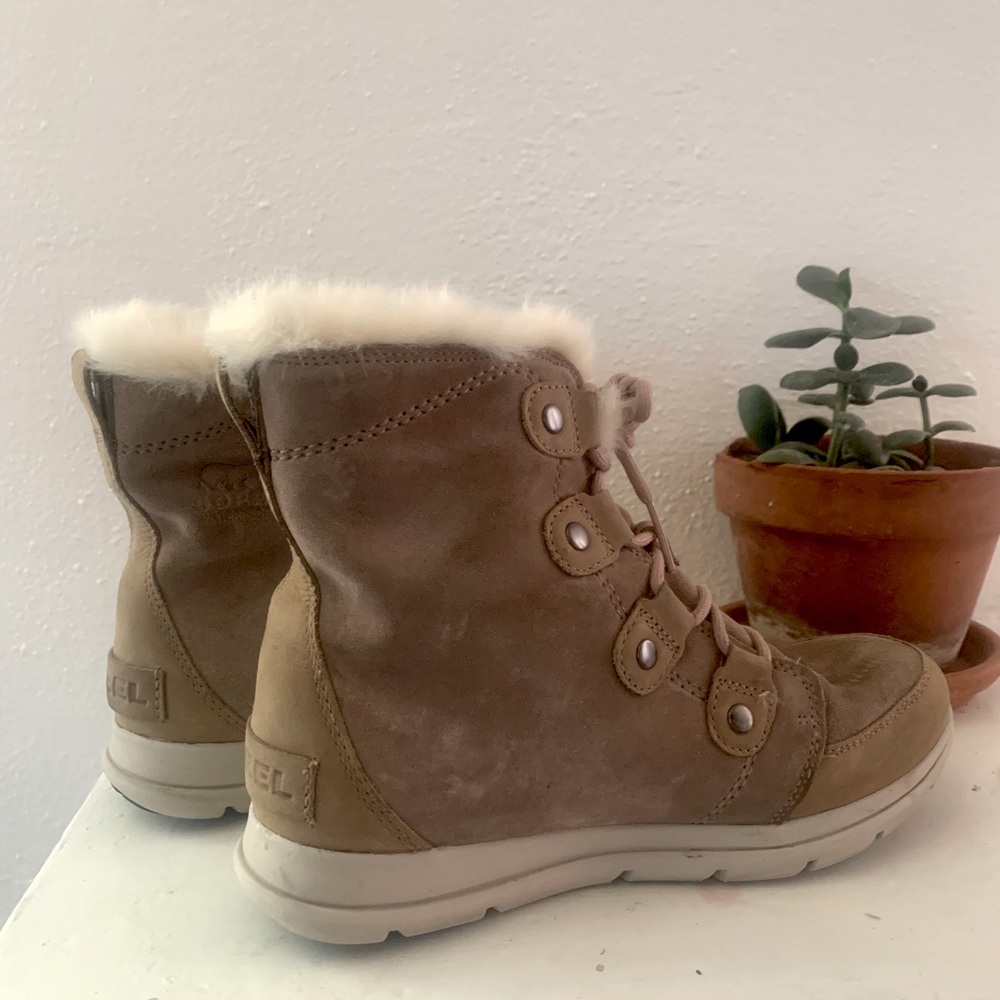 Women’s size 9.5 suede, shearling-lined Sorrel Explorer Joan Boots